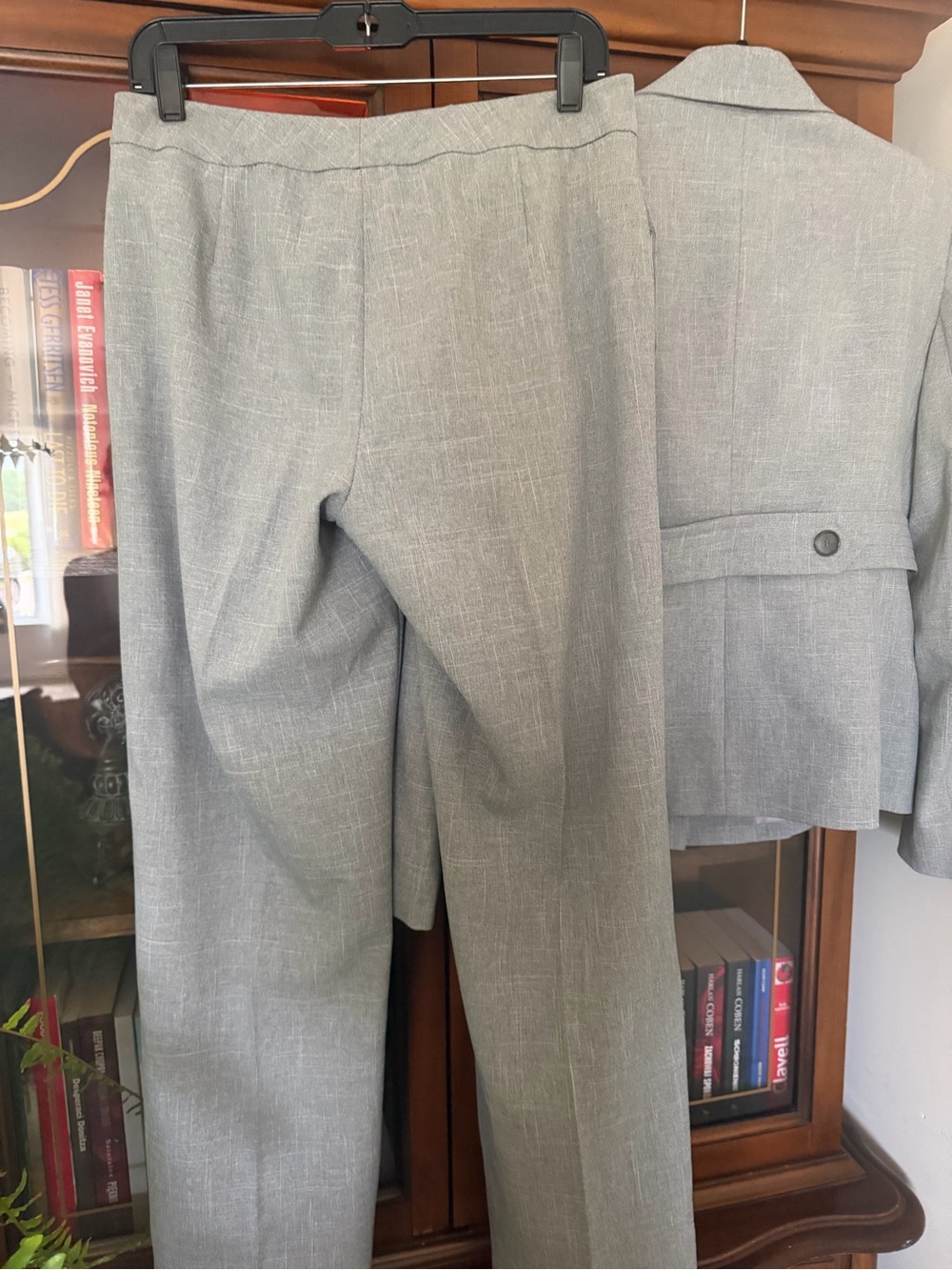 Kasper Light Gray Women's Two-Piece Pant Suit - Tailored Blazer & Straight Pants - Picture 6 of 8